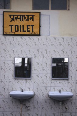 Aynalı tuvalet ve lavabo Kalka, Himachal Pradesh, Hindistan 'da. 