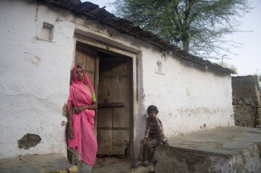 Oğlu Delwada Köyü, Udaipur, Rajasthan, Hindistan 'da oturan kadın. 