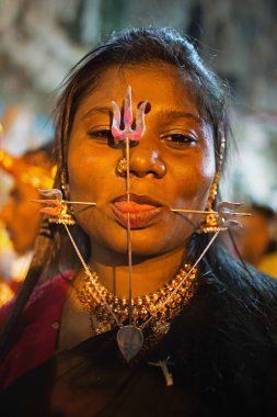 Kadın piercing 'i Thaipusam festivalinde, batu mağaralarında, kuala, lumpur, malezya
