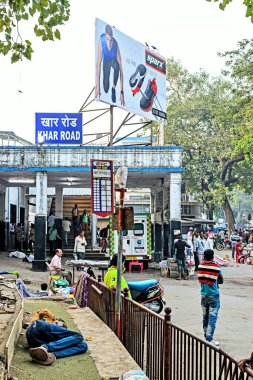 Khar Road Tren İstasyonu, Mumbai, Maharashtra, Hindistan, Asya 