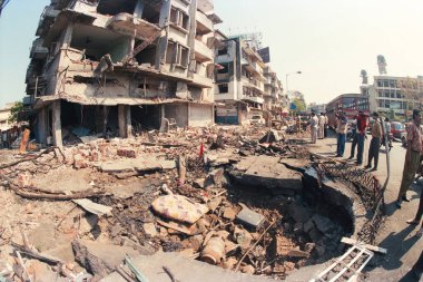 Bombay, Bombay, Bombay, Maharashtra, Hindistan 'da patlama sonucu bina çöktü. 