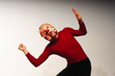 Pandomim sanatçısı beyaz arkaplanda gösteri yapıyor 