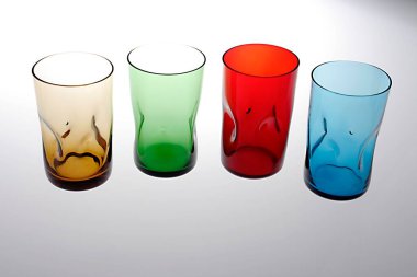 Beyaz arkaplana karşı dört renkli bardak 