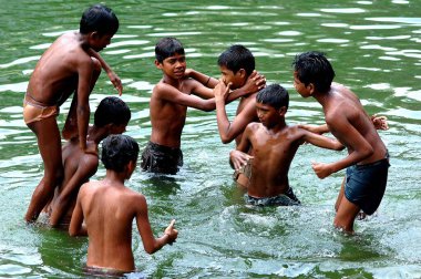 Bombay 'daki Banganga su tankında oynayan çocuklar şimdi Mumbai; Maharashtra; Hindistan