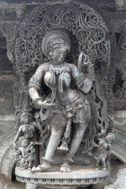 Channakeshava Tapınağı 'ndaki bayanın bilezik heykeli, Belur, Karnataka, Hindistan 