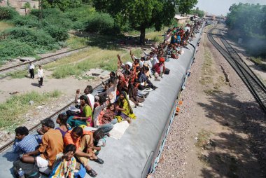 Trenin çatısında oturan insanlar, Jodhpur, Rajasthan, Hindistan 