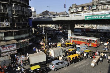 Mumbai Maharashtra Hindistan 'daki Bhendi Çarşısında trafik 