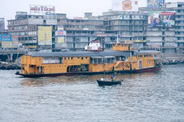 Burigunga Buri Gunga Nehri 'ndeki buharlı gemi; Sadarghat Tekne Terminali; Dhaka; Bangladeş