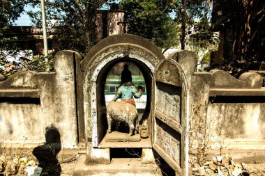 Tanrı Krishna heykeli, Shree Krishna Niwas, terk edilmiş ev, Sangli, Maharashtra, Hindistan, Asya 