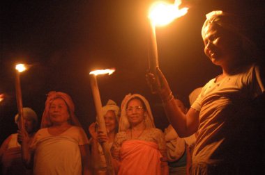 Meira Paibis (meşale taşıyıcıları), kadın ve anne, Imphal, Manipur, Hindistan gibi etkilenmiş haklarına ışık tutmak için kendilerini yanan meşalelerle sunar. 