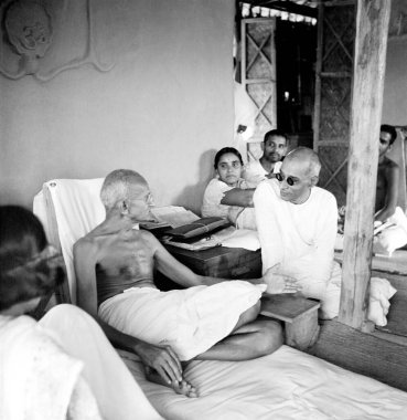 Mahatma Gandhi, Sevagram Ashram, 1942 Premabehn Kantak 'taki kulübesinde Chakravarti Rajagopalachari ile konuşuyor.  