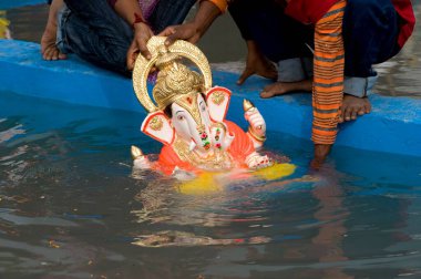 Lord Ganesh 'in putunun Pune, Maharashtra, Hindistan' daki yapay tanka batırılması.