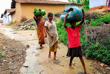 Ho kabileleri bavullu kadınlar, Chakradharpur, Jharkhand, Hindistan    