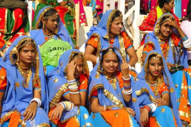 Pushkar Fair, Rajasthan, Hindistan 'da geleneksel Rajasthani kostümü giyen kızlar   