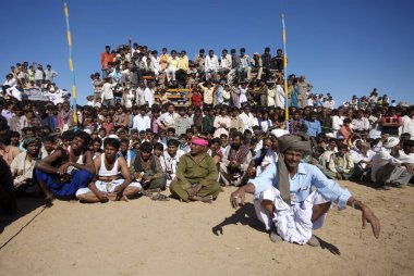 İnsanlar Bakh Mal Akhada 'nın Shivratri panayırı, Kutch, Gujarat, Hindistan' da güreşmesini izliyor. 