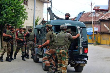 Otomatik tüfekli bir asker, Sopore Town, Kashmir, Hindistan, Asya 
