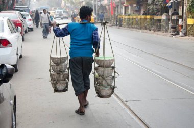 Kaavad Kolkata 'da yiyecek taşıyan adam Batı Bengal Hindistan Asya 