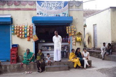 Anna Hazare Maharashtra 'nın Hindistan' daki köyü Ralegaon Siddhi 'de dükkan. 