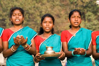 Geleneksel konuklarımıza hoş geldiniz, Santhal kabilesi, Dumka, Jharkhand, Hindistan 