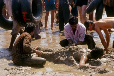 Gündüz vakti çamur banyosu, Holi festivali, Hindistan