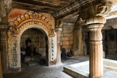 Tiruchchirappalli yakınlarındaki Malayadippatti 'deki mağara tapınağı shiva siva, Tamil Nadu, Hindistan