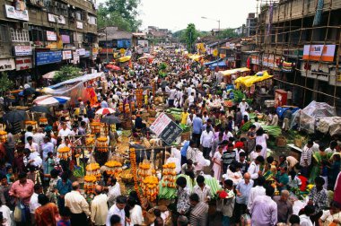 Dadar, Bombay Mumbai, Maharashtra, Hindistan 'da kalabalık ve işportacılar 