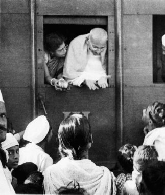 Mahatma Gandhi, Abha Gandhi ile birlikte pencereden dışarı bakıyor, 1945, Hindistan 'da bir adamla tartışıyorlar.  