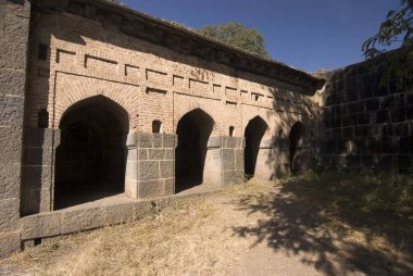 Sasvad köyü, taluka Purandar ilçesi, Pune bölgesi, Maharashtra, Hindistan 'daki Lord Shankar Shiva tapınağına tapanların odası olarak kullanılan ghat üzerindeki eski inşaat. 