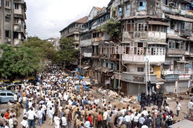 Bombanın patladığı yeri inceleyen polis memurları da 26 Ağustos 2003 'te yoğun Kalbadevi bölgesindeki Zaveri Çarşısı; Bombay Mumbai, Maharashtra, Hindistan' daki sahaya bakmak için toplandı. 