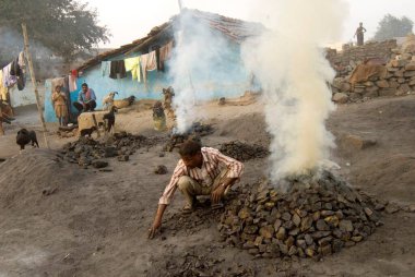 Kömür ev kullanımına hazırlandı Dhanbad, Jharkhand, Hindistan 