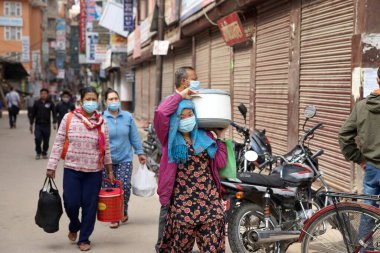 İnsanlar içme suyu taşır, Katmandu, Nepal, Asya 