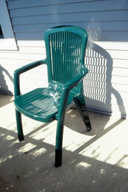 Güneş ışığı sandalyeye ve gölgeye düştü 