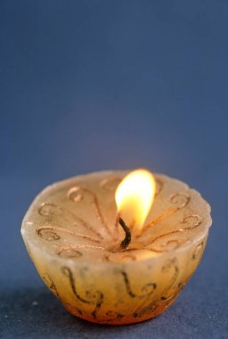 Mavi arka planda yanan mumların güzel ışığı