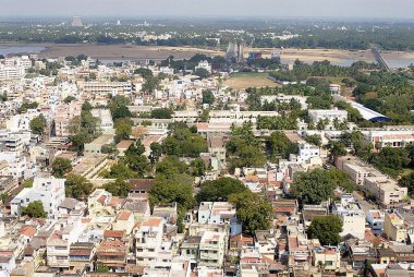 Şehrin çok katlı binalarının havadan görünüşü; Sriranganathaswamy tapınağının gopuram 'ı; Tiruchirappalli; Trichy; Tamil Nadu; Hindistan