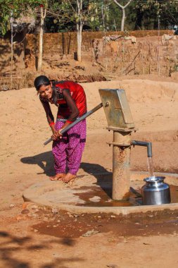 Kabile kızı el pompası, bastar, chhattisgarh, Hindistan, Asya 