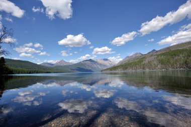 Bulutlar Kitla Gölü 'nde yansıyor Buzul Ulusal Parkı, Amerika Birleşik Devletleri
