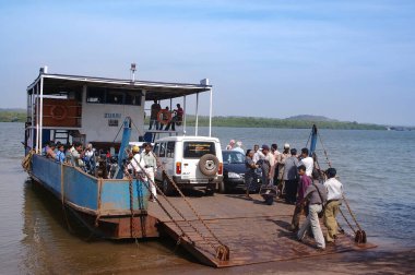 Gemi, feribot, Goas geleneksel tren yolu dereyi geçerek adaya, Goa, Hindistan 'a gidiyor. 