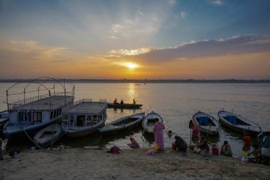 Ganga nehrinde yıkanan hacılar, varanasi, uttar pradesh, Hindistan, Asya 