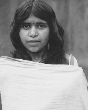 Eski moda açık hava portresi, 1900 'lerin başında siyah beyaz, gümüş renkli, renkli Hint kadın.