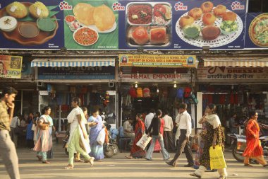 Market Caddesi, Mulund, Mumbai Bombay, Maharashtra, Hindistan 'da yaya yürüyüşü ve fast food stoku. 