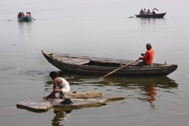 Varanasi Uttar Pradesh Hindistan 'daki Ganga Nehri' nde bir tekne. 