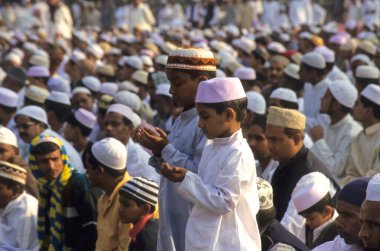 Sokakta ibadet kalabalığı, Hindistan 