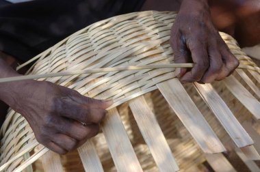 El yapımı baston sepeti, Bambu Sepeti Üreticisi, Hint geleneksel köy gelir kaynağı, ev sanayii, Marathi Topli, Hintli yer Malewad, Dist Sindhudurga, Maharashtra, Hindistan 
