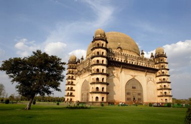 Gol Gumbaz, 1659 'da inşa edildi, Muhammed Adil Shah ii 1627-57' nin mozolesi, dünyanın en büyük ikinci kubbesi, Bijapur, Karnataka, Hindistan tarafından desteklenmeyen kubbe. 