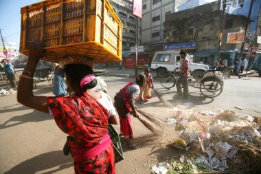 Ranchi 'nin başkenti Jharkhand' da yol temizleyen kadınlar; Hindistan