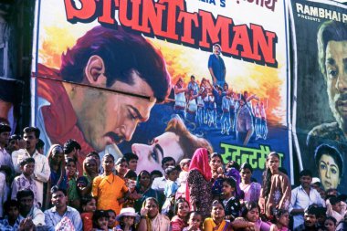 Mumbai, Maharashtra, Hindistan ve Asya 'da büyük bir Bollywood reklam panosunun önünde kalabalık var. 