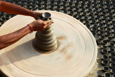 Potter, Diwali Jodhpur Rajasthan Hindistan Asya için Chaak 'ta toprak lambaları tutuyor.