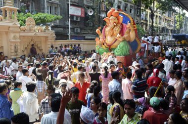 Ganpati idolü Mumbai Maharashtra Hindistan geçit törenine katılan insanlar 