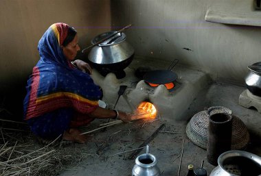 Ev hanımı, mutfakta çalışan kadın, Kai Ganj, Bihar, Hindistan. 