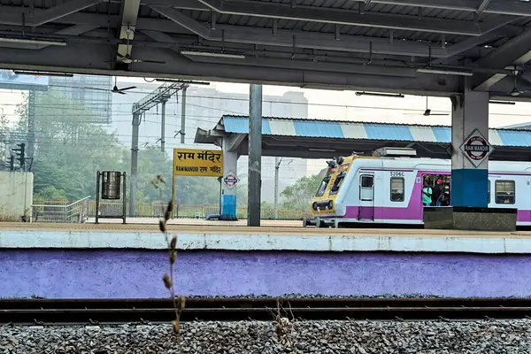 Ram Mandir Tren İstasyonu, Mumbai, Maharashtra, Hindistan, Asya